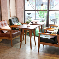Ensemble table et chaises de restaurant en bois massif, style minimaliste moderne, avec fonction cuisinière à induction et mousse haute densité
