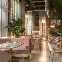 Meubles de restaurant élégants, chaises de salle à manger en cuir rose et banquettes avec tables rondes modernes pour café, salon de thé