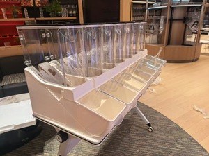 Dispenser a Gravità in Acrilico Trasparente per Alimenti Sfusi - Ideale per l'Arredamento di Negozi di Caramelle - Product Image 3