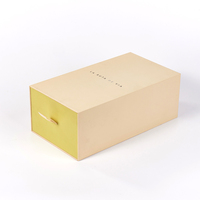 Scatola di Imballaggio Rigida in Cartone Beige-Giallo per Boutique di Abbigliamento, con Apertura Scorrevole, Manico a Nastro e Cassetto Estraibile