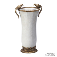 Style Antique européen Base de cloche de pigeon en céramique blanche Candélabre à 5 bras Porcelaine de cuivre vintage Décoration de la maison Bougeoir