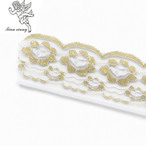 Ribete de encaje floral al por mayor de poliéster con bordado dorado festoneado decorativo para el interior de ataúdes y suministros funerarios - Product Image 1
