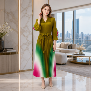 <span class=keywords><strong>Abito</strong></span> Lungo Plissettato Miyake con Scollo a Lapel e Maniche Floreali 3D Sfumate <span class=keywords><strong>Arcobaleno</strong></span> per <span class=keywords><strong>Donna</strong></span>, Vendita Diretta dalla Fabbrica - Product Image 4