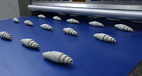 Opération facile commerciale Machine de découpe de forme de niveleur de pâte entièrement automatique Croissant faisant la ligne de production de laminoir à pâte