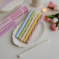 Bougies parfumées torsadées esthétiques aux tons pastel, très prisées pour des soirées relaxantes aux chandelles