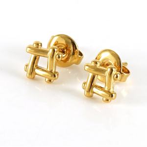 Lot de boucles d'oreilles clous en acier inoxydable plaqué or 18 carats de Dubaï pour femmes, vente en gros, motifs mignons (poisson, fleurs, avion, géométriques) et créoles classiques - Product Image 5