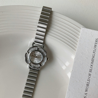 Jam tangan Quartz wanita, jam tangan mode Vintage bunga desainer perhiasan Stainless Steel mewah untuk hadiah