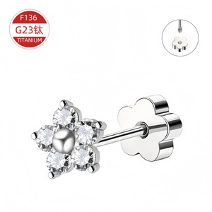 Boucles d'oreilles clous en titane F136 G23 avec zircon en forme de fleur, bijoux de piercing pour cartilage, cadeau minimaliste, bijoux de mode - Product Image 1
