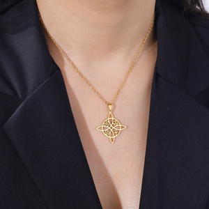 Collier religieux Nœud de Sorcière, Nœud Trinitaire Irlandais, Pendentif Triple Spirale en Acier Inoxydable, Amulette pour la Foi et l'Amitié - Product Image 3
