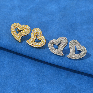 Boucles d'oreilles clous cœur ouvert en argent sterling S925, serties de moissanite VVS de qualité supérieure, style romantique ajouré, pour femme - Product Image 5