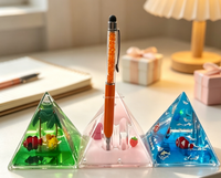 Porte-stylo en acrylique pyramidal personnalisé OEM avec figurine flottante, papeterie de bureau, cadeau promotionnel