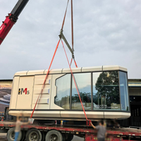 Maison modulaire préfabriquée en aluminium sur mesure, capsule M5, pour resort de glamping et villa privée dans un jardin.