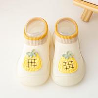 Chaussons bébé tendance en tricot motif ananas ivoire avec languette de traction, semelle antidérapante en TPE doux alvéolé, vente en gros par lot