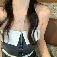Chaîne de collier élégante et minimaliste avec pendentif cœur argenté à pompon, design unique et breloque délicate