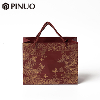 Sac cadeau en papier rouge vin de luxe PINUO, imprimé floral et papillon en feuille d'or, logo personnalisé, sac de shopping pour emballage de bijoux
