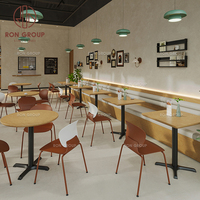 Ensemble de meubles de café moderne, restaurant, café, chaises en plastique brun, tables à manger en bois et banquette de canapé rembourrée beige