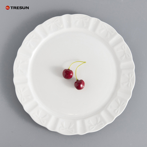 Assiettes blanches élégantes à bords ronds Ensemble d'assiettes à dîner en porcelaine gaufrée pour mariage - Product Image 4