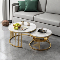 Exklusive Nordische Moderne Couchtische mit Marmorplatte, Weißes Metall, Stein, Gold, Verschachtelter Beistelltisch für Wohnzimmer und Wohnmöbel