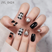 24 faux ongles carrés à presser certifiés Halal, base nude/marron, motifs cœurs noirs/blancs, carreaux et noir uni, tendance