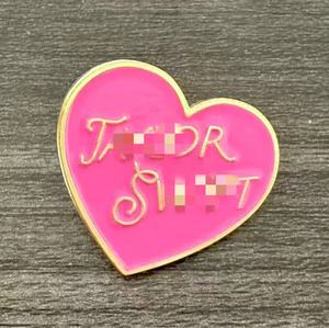 En gros : Pin's musical en métal, Pin's de revers mignon en forme de cœur rose Taylor, Pin's en métal pour chanteuse, Accessoires pour fans, Cadeau souvenir - Product Image 4