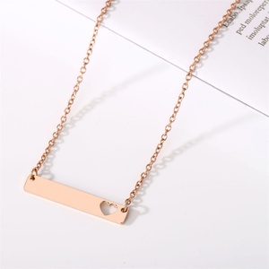 Collares con Colgante de Barra de Corazón Hueco Chapado en Oro con Grabado Personalizado para Parejas - Product Image 5