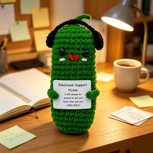 Cetriolo di Peluche Fatto a Mano all'Uncinetto per il Supporto Emotivo, Simpatico Amigurumi a Forma di Cetriolo Lavorato a Maglia con Biglietto con Citazione per Alleviare lo Stress - Product Image 2