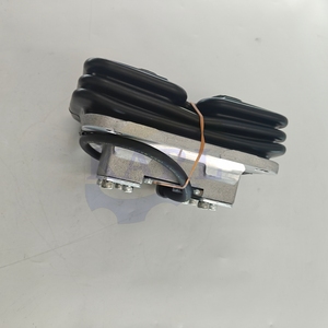 Valvola a pedale idraulica KARL 247-5275 2475275 per escavatore, valvola pilot di traslazione per modelli 365C 374D 385C - Product Image 1