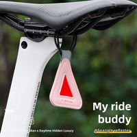Étiquette suspendue d'avertissement réfléchissante Triangle en cuir de vélo pour l'équitation de nuit Panneau d'avertissement réfléchissant portable Accessoires de vélo