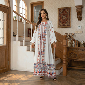 Vestido Musulmán con Estampado Étnico Blanco para Eventos en Interiores - Product Image 1