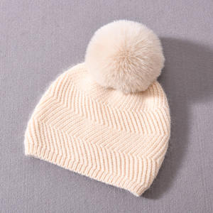 Chapeaux d'hiver pour enfants faits à la main tuques crânes tricotées <span class=keywords><strong>en</strong></span> cachemire doux avec pompon <span class=keywords><strong>en</strong></span> <span class=keywords><strong>fausse</strong></span> <span class=keywords><strong>fourrure</strong></span> amovible mignon bonnet épais et chaud pour le voyage - Product Image 4