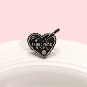 Europeo americano inglese "true CRIME junkie" inciso con lettere con collare animali modello amore stile Punk spilla anniversario - Product Image 3