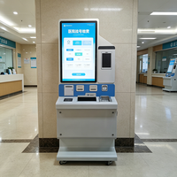 Kiosque médical à double écran sur pied avec lecteur de cartes et impression A4 pour l'enregistrement des patients dans les halls d'hôpitaux