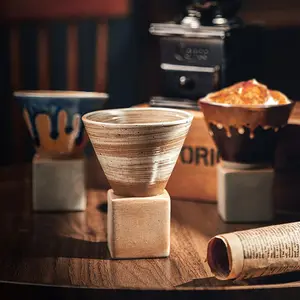 热卖者倒在带木架的陶瓷浓缩咖啡杯上，高品质日本马克杯套装，用于拿铁、咖啡摩卡、茶