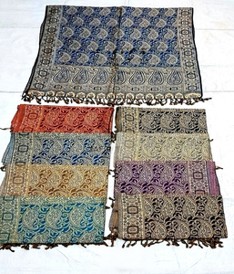 Bufandas, Chales y Estolas de Diseño Jamawar de Viscosa de la India con Patrón de Flores Primaverales, Largos y Unisex - Product Image 1