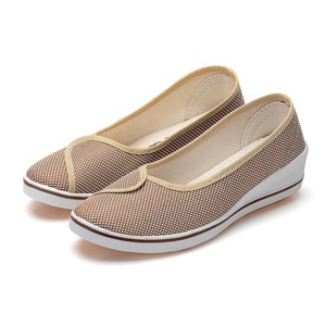 BAEWOON C12 Zapatos de Trabajo Casuales para Enfermeras, Suela Suave, Novedad 2022, Zapatillas Blancas de Ocio, Zapatos de Tela Estilo Pekín Antiguo - Product Image 3