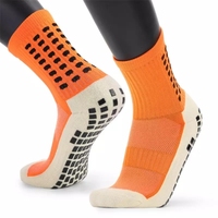 Chaussettes de sport pour hommes avec broderie personnalisée Logo Grip Chaussettes de compression antidérapantes en caoutchouc à tube moyen pour le football