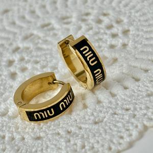 Elegante 18 Karat vergoldete Ohrstecker mit <span class=keywords><strong>M</strong></span>-Buchstabe, schlichter sommerlicher geometrischer Ohrschmuck für Damen, Kreolen im Luxusdesign - Product Image 3