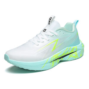 Sneaker confortable et épurée avec des blocs de couleurs vibrantes et un soutien amélioré, conçue pour un usage quotidien et un style polyvalent - Product Image 1