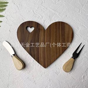 Tabla de queso de madera de acacia con forma de corazón y superficie dorada, con juego de cuchillo y tenedor para servir frutas, pan y pasteles. - Product Image 2
