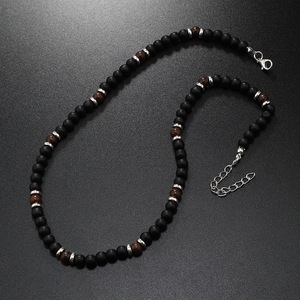 Collier tendance pour homme en perles de verre noires, design simple et rond, chaîne dorée et blanche, accessoire de mode estival - Product Image 3