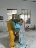 Sculpture de gorille à dégradé de couleurs, jouet tendance personnalisé, figurine de dessin animé tendance en fibre de verre, cadeau d'anniversaire