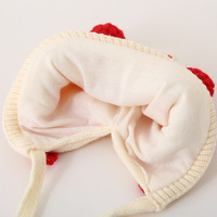 Gorro de bebé bonito de invierno con protección para los oídos de encaje gorro de punto de fresa para niños y niñas tela común