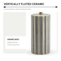 Lampe de table en céramique cannelée grise moderne avec abat-jour en tissu blanc pour chambre à coucher, chevet, salon, suite d'hôtel, bureau, hall d'entrée