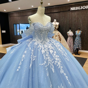 Abito da ballo blu personalizzato Quinceanera con vendita calda applique in pizzo di cristallo e decorazione con motivo amore fiocco decorato abito da sposa - Product Image 4