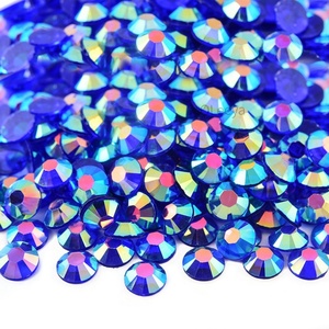 โรงงานโอลียา ขายส่งคริสตัลเรซิ่นแบบใส ขนาด 2 มม. 3 มม. 4 มม. 5 มม. 6 มม. สีใส แบบหลังแบน ไม่ใช้กาวร้อน สำหรับตกแต่งเสื้อผ้า - Product Image 3