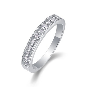 Anillo de mujer vintage de plata de ley 925 chapada en plata con moissanita de corte redondo graduado, engaste de puntas compartidas y borde de milgrain, tipo banda de eternidad - Product Image 1