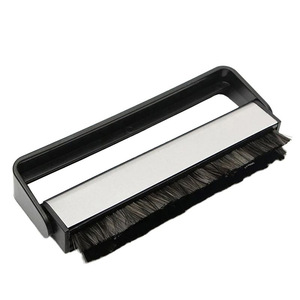 Cepillo de limpieza de discos de vinilo de fibra de carbono de alta densidad, removedor de polvo antiestático para el cuidado de tocadiscos LP con mango ergonómico - Product Image 1