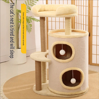 Arbre à chat en bois avec structure d'escalade, maisonnette fermée, planche à gratter en sisal à deux niveaux et boule suspendue, toutes saisons