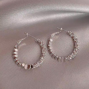 Boucles d'oreilles créoles métalliques pour femmes, style européen, nouvelle collection, motif géométrique, en alliage tendance, cuivre antique plaqué platine - Product Image 3