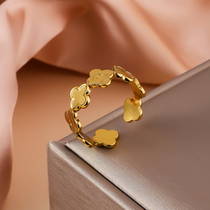 Anello Nuziale Elegante e Versatile in Acciaio Inossidabile con Quadrifoglio per Donne, Design Aperto Placcato Oro 18K, Regalo per Uso Quotidiano - Product Image 5
